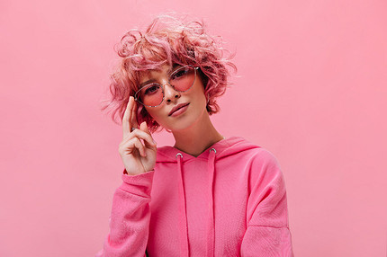 Ассоциация человека с цветом: расшифровка главных оттенков и как это влияет на его восприятие