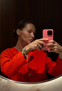 Красный — новый черный: почему именно этот цвет стал базовым в гардеробе