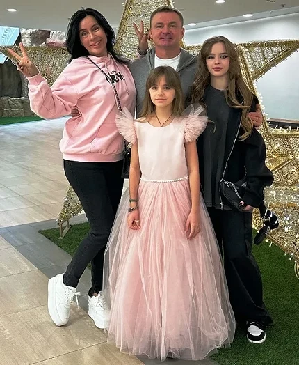 Владимир Сычев с женой и дочерьми