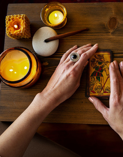 Свечи и Таро: как использовать огонь во время раскладов и трактовать поведение пламени