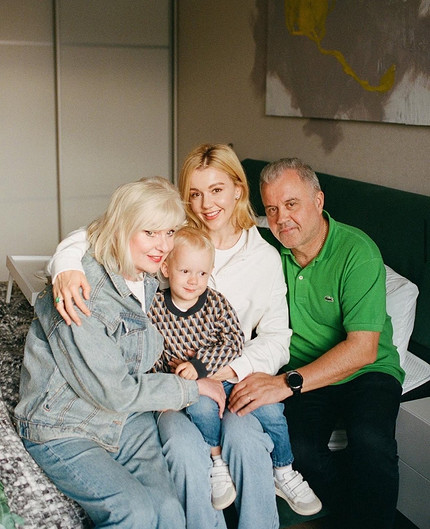 Юлианна Караулова с родителями и сыном