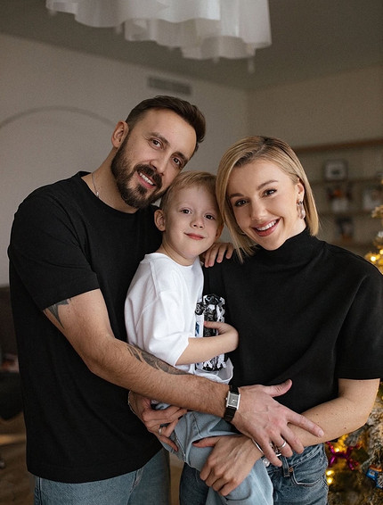 Юлианна Караулова с Андреем Черным и их сыном