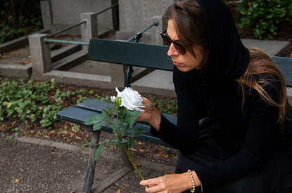 Почему нельзя говорить «Земля пухом»: что на самом деле значит это пожелание и как его заменить