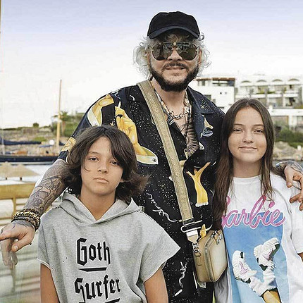 Стал отцом, но скрывает: фанаты подозревают, что у Филиппа Киркорова родился третий ребенок