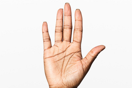 Линия жизни на руке: где именно она находится и что предсказывает