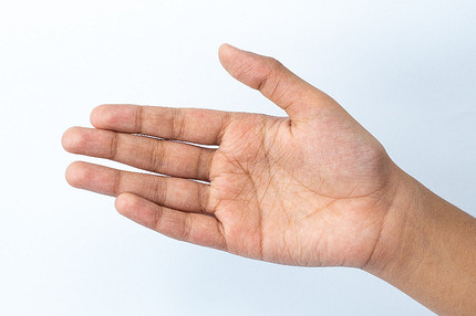 Линия жизни на руке: где именно она находится и что предсказывает