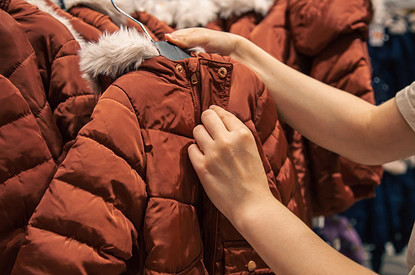 Как убрать разводы на куртке после стирки или дождя: 20 эффективных способов