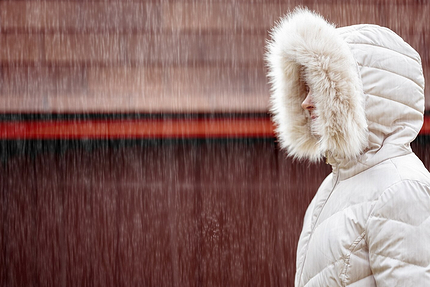 Как убрать разводы на куртке после стирки или дождя: 20 эффективных способов