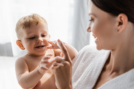 Можно ли ходить голым при ребенке — разъясняет психолог