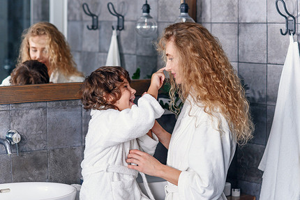 Можно ли ходить голым при ребенке — разъясняет психолог