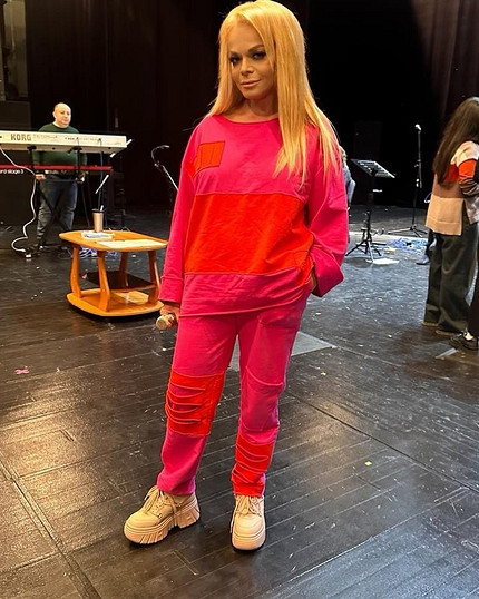 Не может встать: Ларисе Долиной экстренно понадобилась помощь врачей