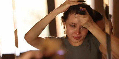 Шокирующие кадры: Лерчек сама побрилась налысо после химиотерапии