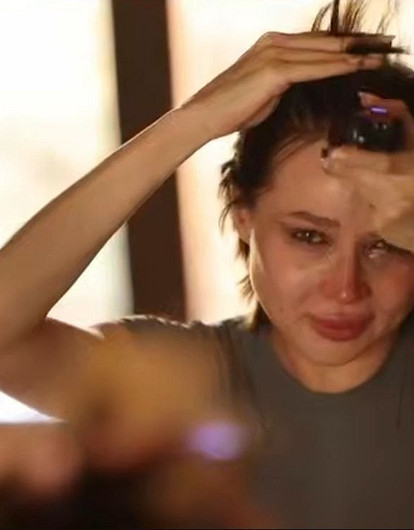 Шокирующие кадры: Лерчек сама побрилась налысо после химиотерапии