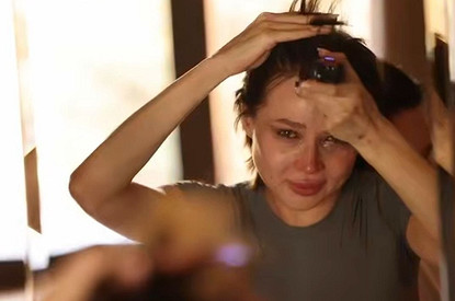 Шокирующие кадры: Лерчек сама побрилась налысо после химиотерапии