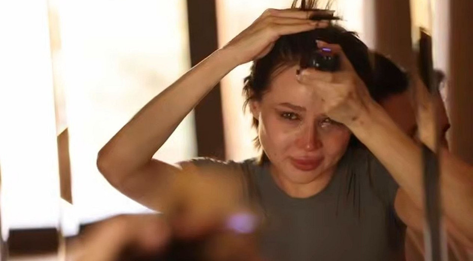 Шокирующие кадры: Лерчек сама побрилась налысо после химиотерапии