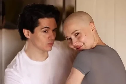 Шокирующие кадры: Лерчек сама побрилась налысо после химиотерапии