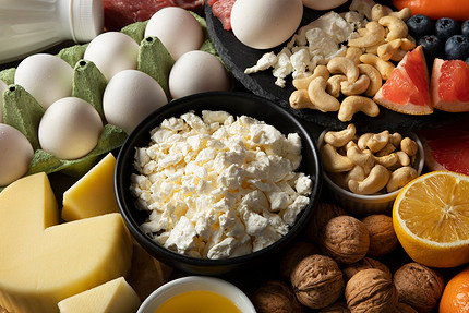 Почему обезжиренные продукты не помогают похудеть и чем их заменить