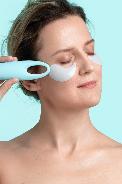 Массажер для зоны вокруг глаз Iris 2 от FOREO. Вдохновлен древним массажем из Азии на основе техники похлопывания пальцами, усовершенствован пульсациями t-sonic.