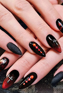 @leazedniknails
