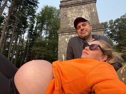 Томас Садоски и Аманда Сейфрид 