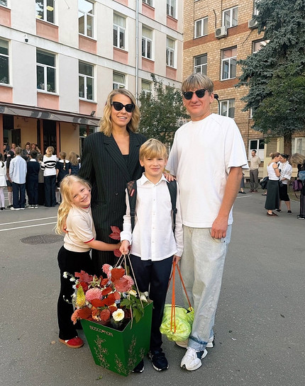 Александра Ребенок и Алексей Вертков с детьми
