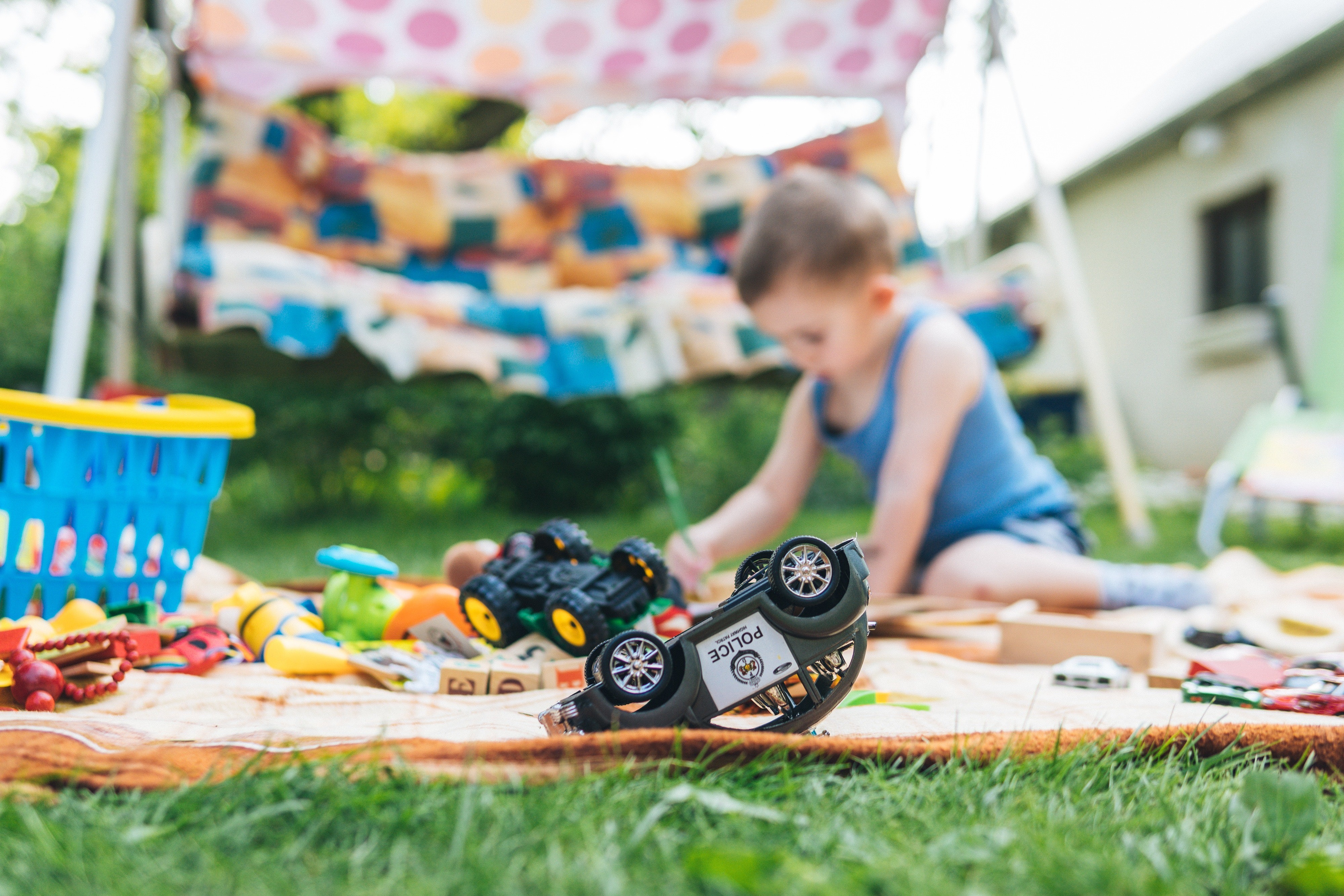 S playing. Воркшоп для детей. Обзоры для детей. Summer activities Park. Baby Play cars Toys on an Outdoor.