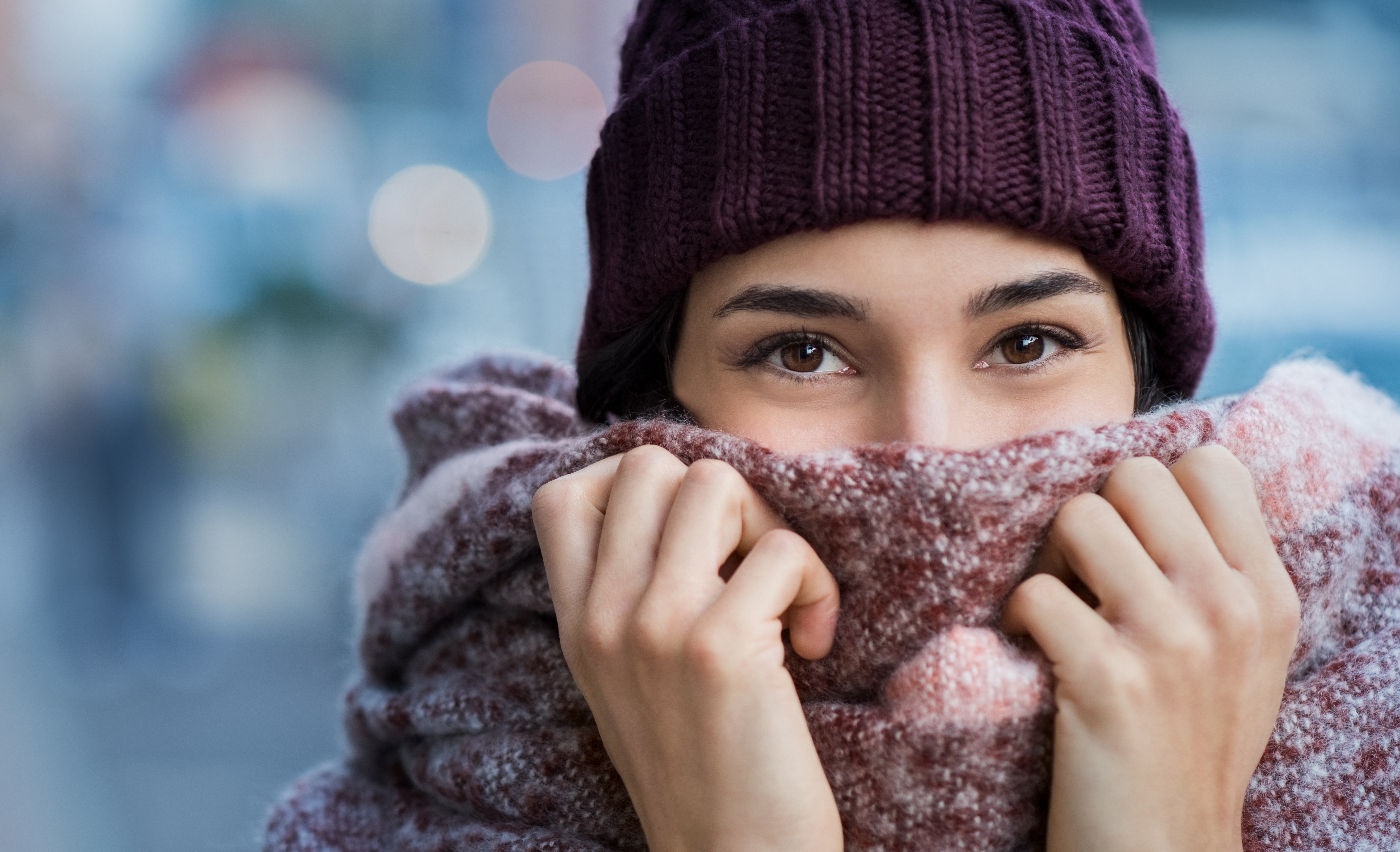 Замерз зимой. Кутается в шарф. Шарф на человеке. Девушка укутанная в шарф. Девушка в теплой одежде.