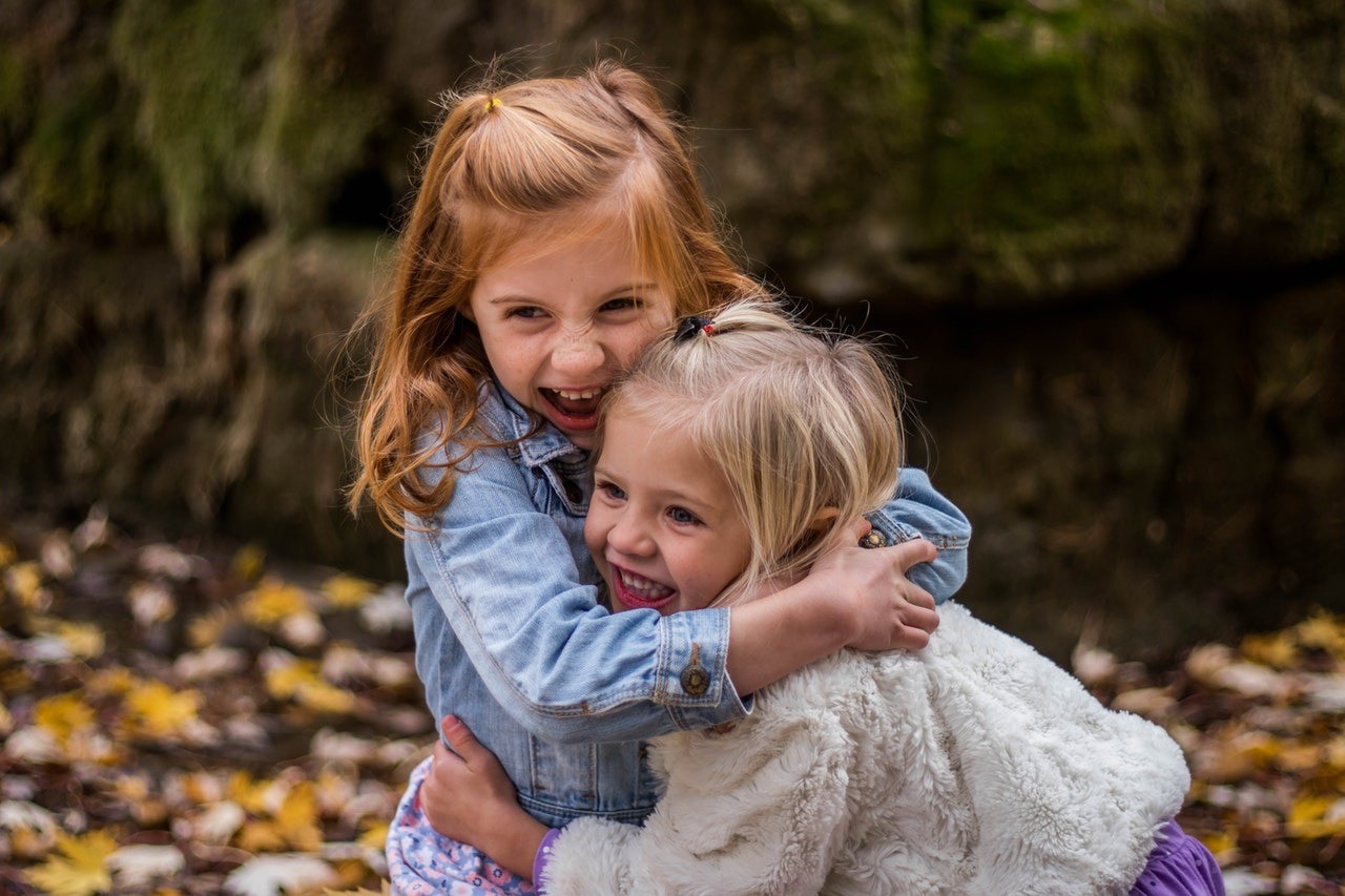 Kind child. Девочки подружки. Объятия детей. Ребенок. Маленькие девочки подружки.