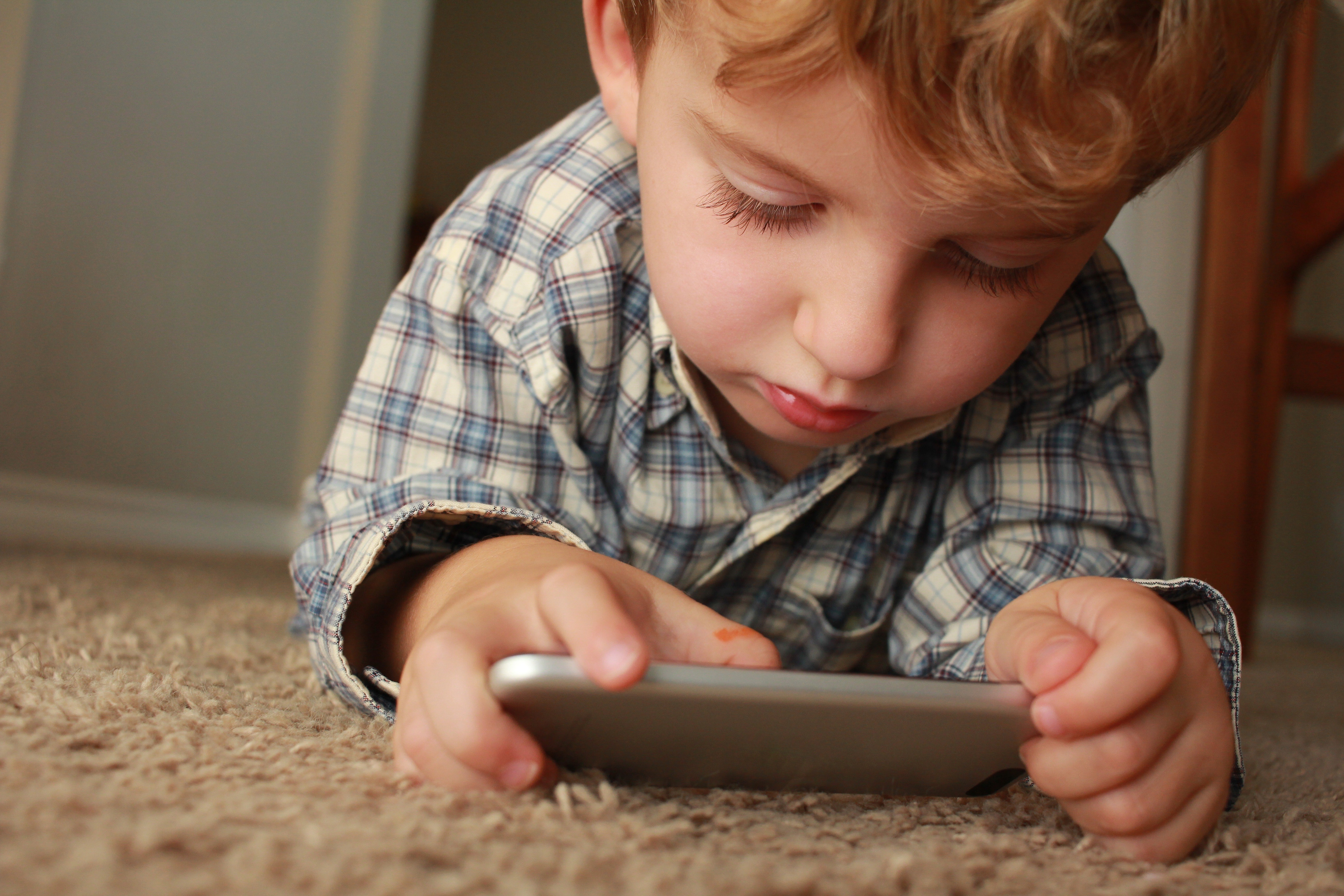Фото ребенка с телефоном. Мальчик играет в телефон. Ребенок с телефоном. Дети за смартфоном. Мальчик с телефоном.