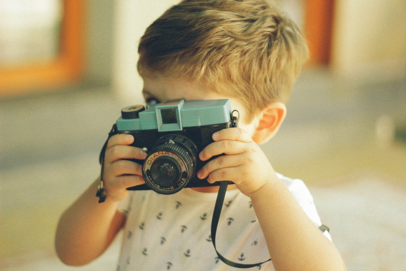Включи свет мальчик. Фотограф ребенок. Детки с фотоаппаратом у дома. Ребенок с детским фотоаппаратом дома. Фотосъемка детей как развиваться.