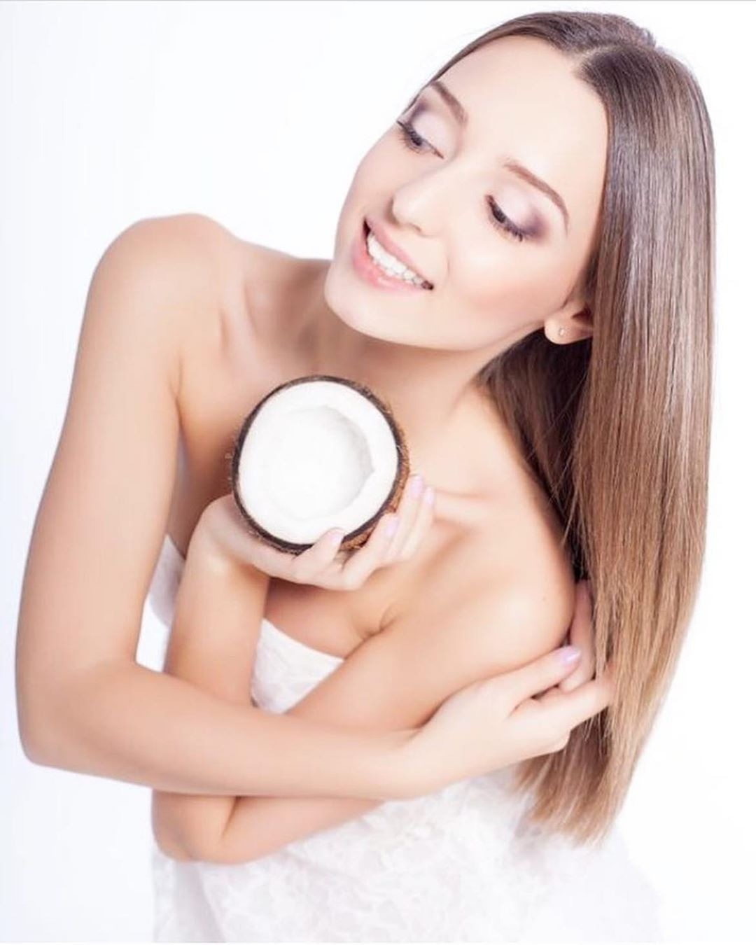 Body care. Вакуумный массаж кокосовым маслом. Coconut Oil body Care. Девушки мажется кокосовое масло тела. Девушка с кокосовым маслом на сиске.