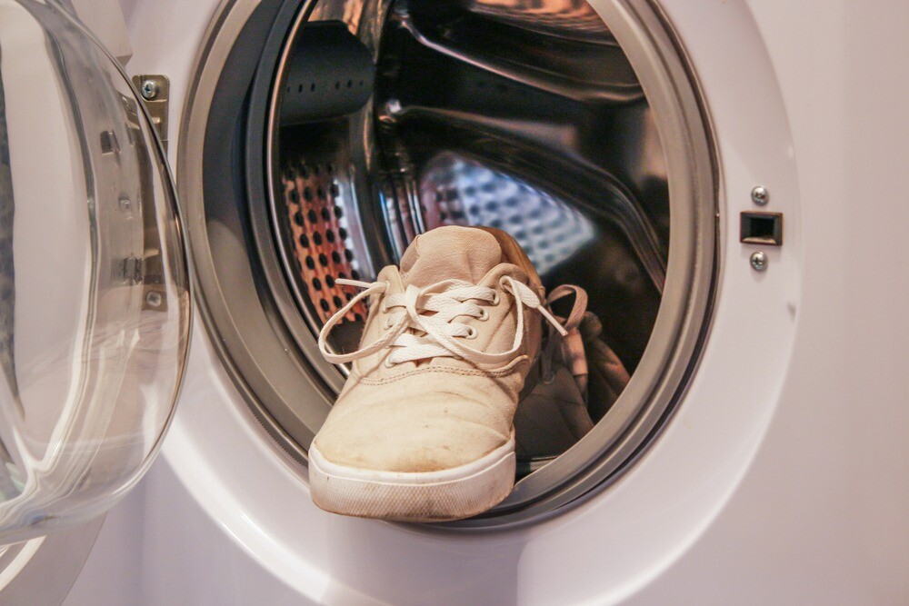 Как стирать кроссовки в стиральной машинке-автомат: режим, температура,  правила