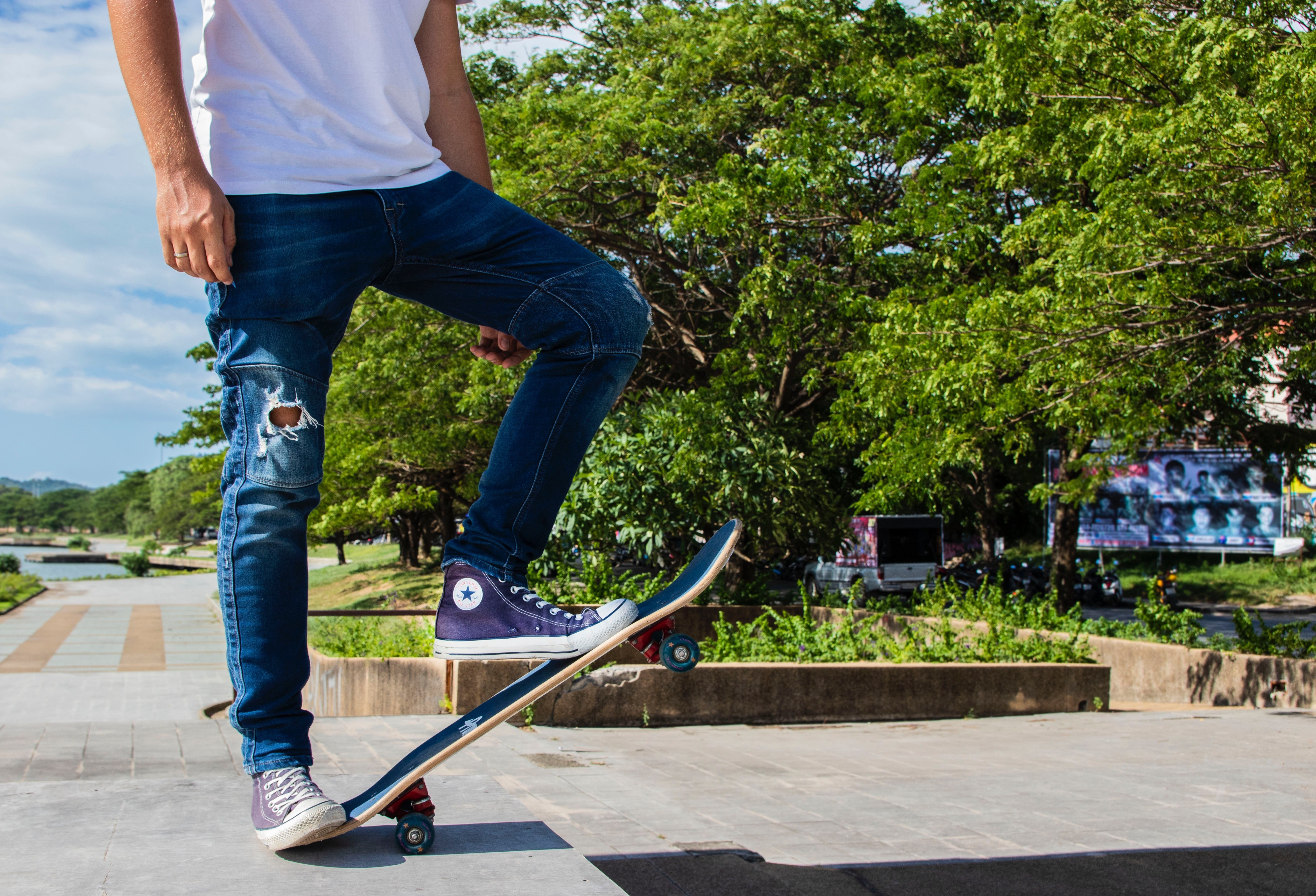 Skateboarding. Скейт джинсы. Скейтбординг. Скейтборд джинсы. Самый длинный скейт в мире.