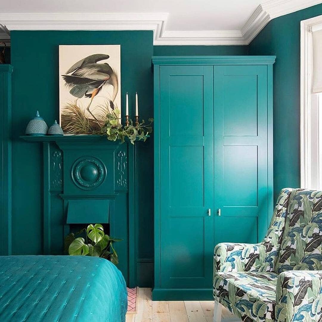 Зеленый шкаф в спальне