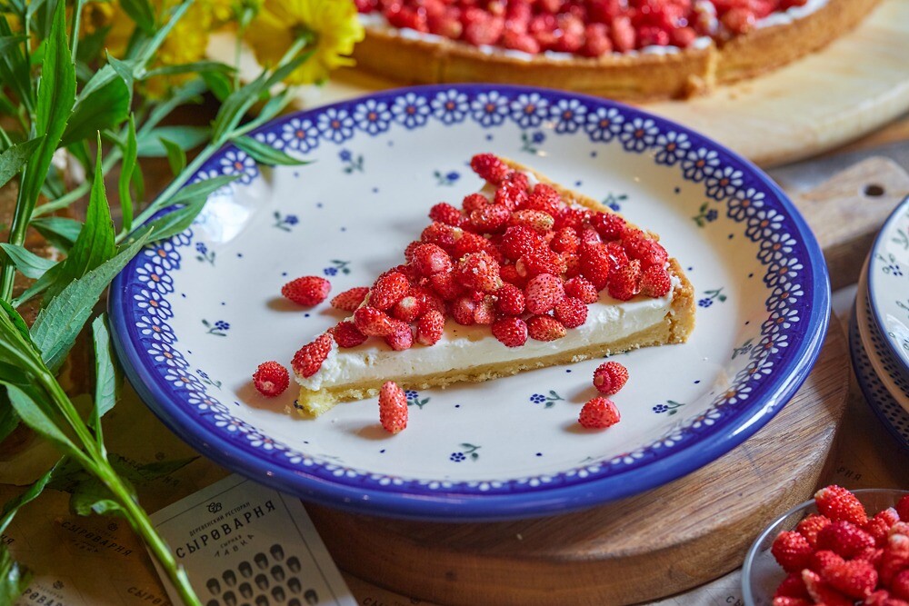 Десерт с земляникой сыроварня