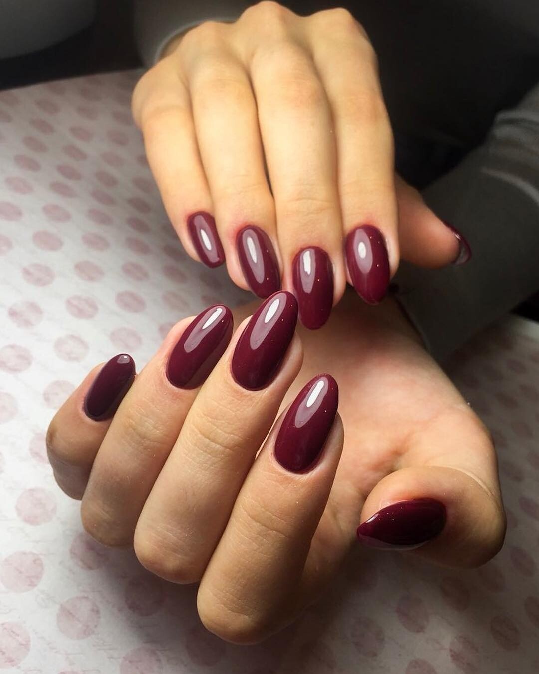 красно бордовый маникюр. темно красные овальные ногти. бордовый овальный маникюр. бордовый овальный маникюр. маникюр овальный бордовый.