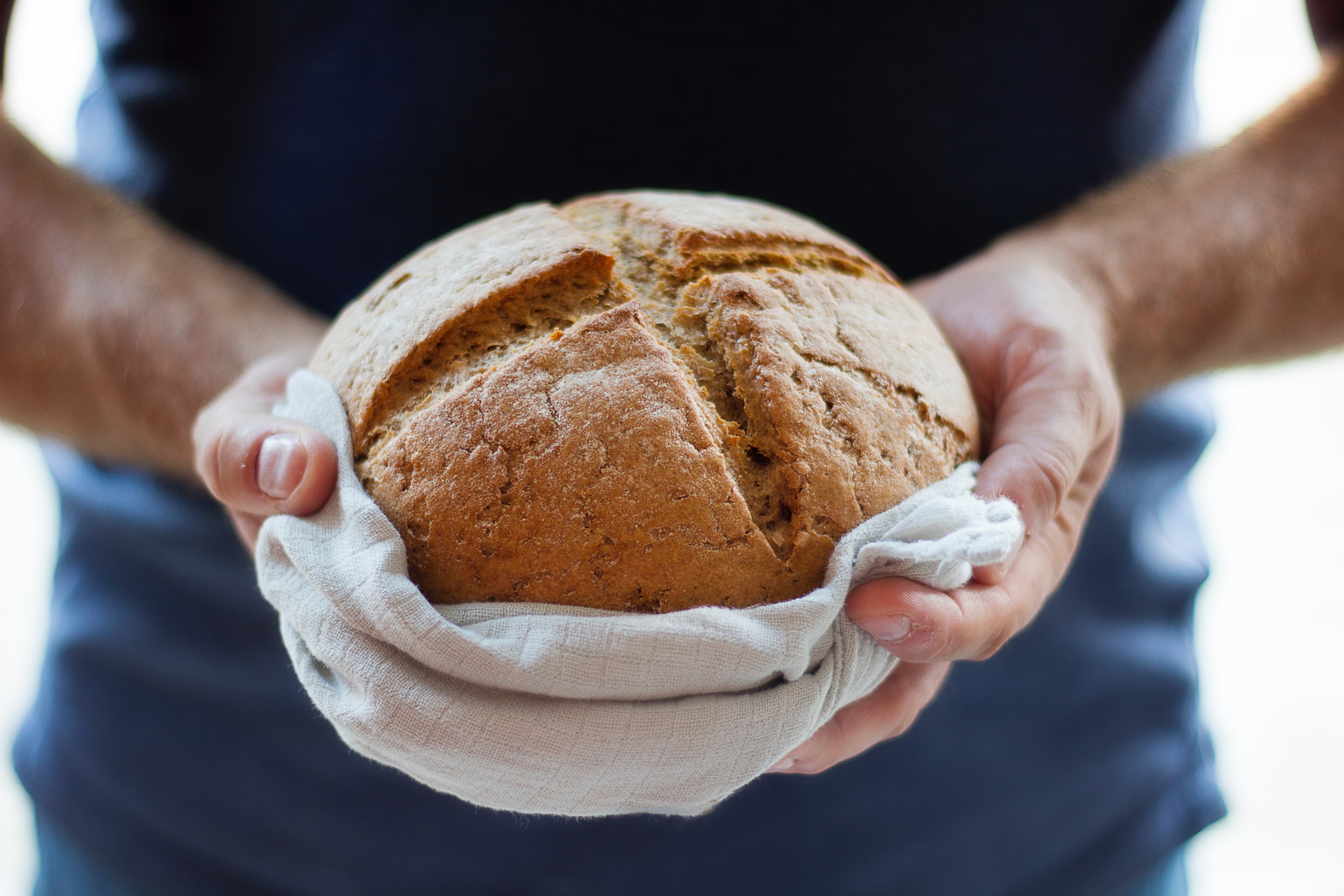 Хлеб невкусный. Хлеб. Хлеб в руках. Хлебобулочные изделия булочки. Хлеб картинка.