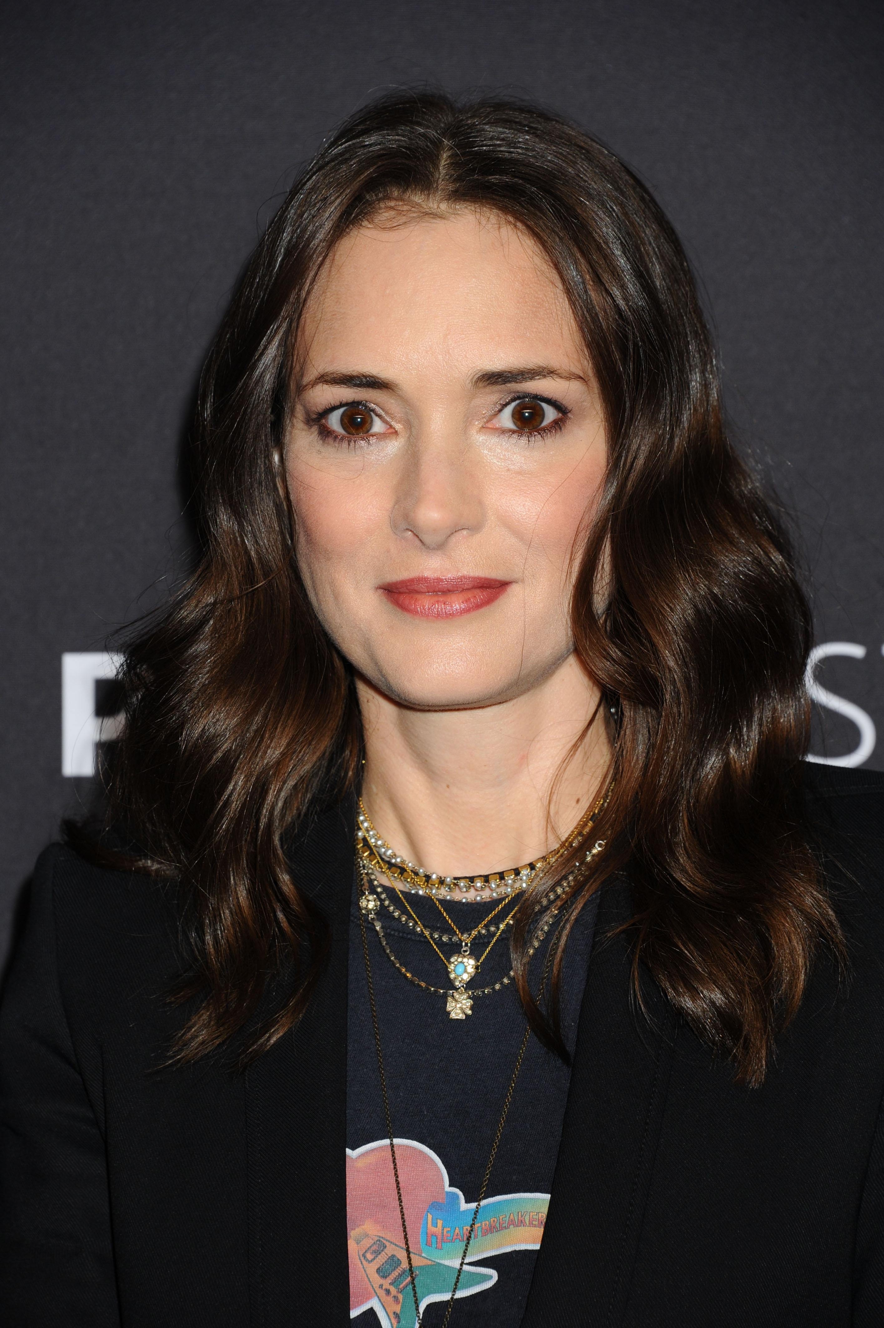 Winona ryder. Вайнона Райдер. Вайнона Райдер сейчас. Вайнона Райдер 2021. Вайнона Райдер сейчас 2021.