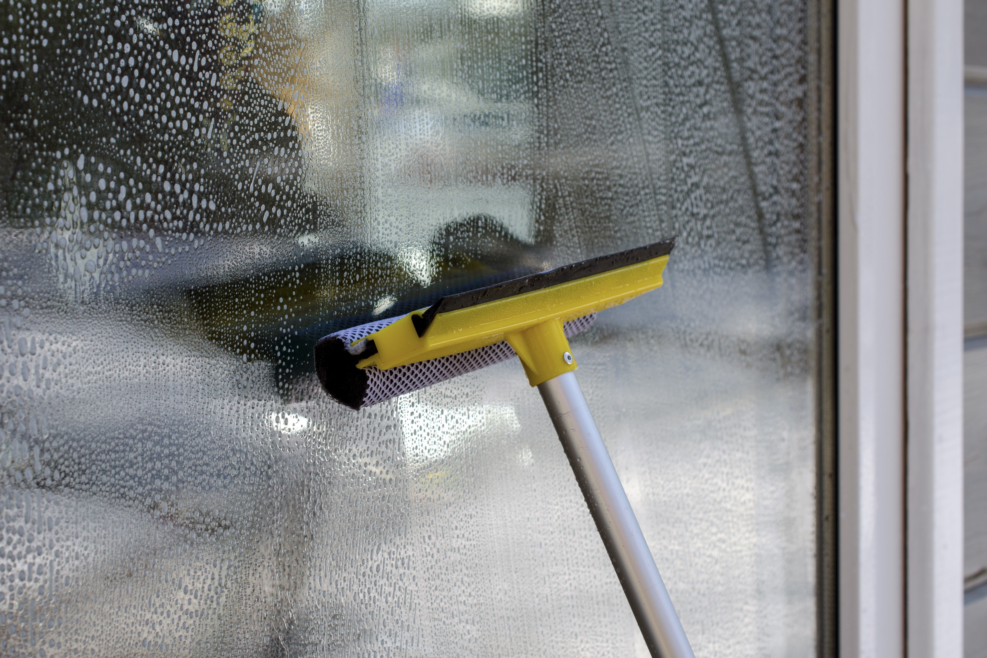 Как мыть окна снаружи на высоте удобные приспособления для мытья окон