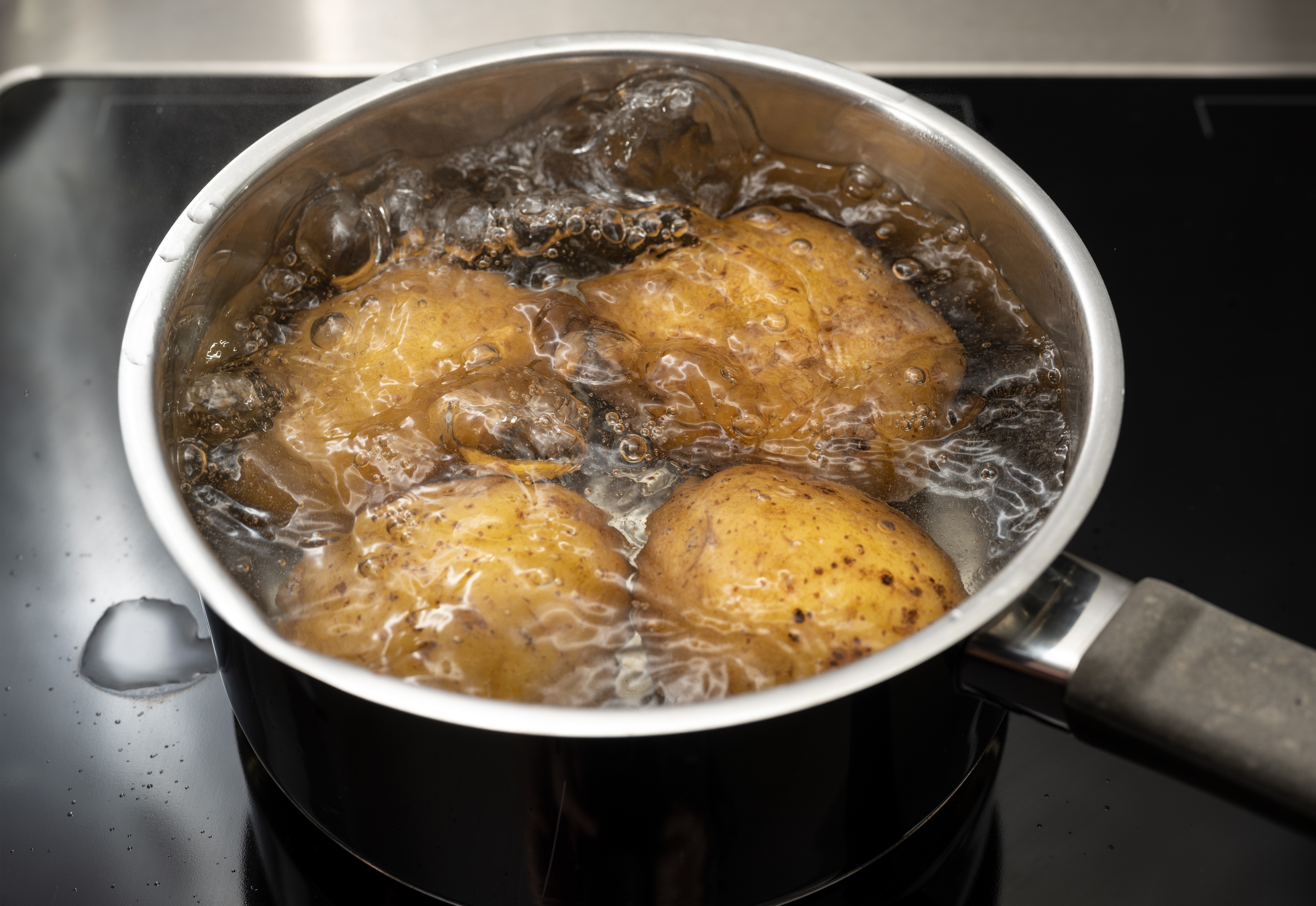 Картошку кидают в кипящую воду. Ингаляция над картошкой. Дыхание картошкой. Дыхание над картошкой полезно?. Подышать над картошкой.