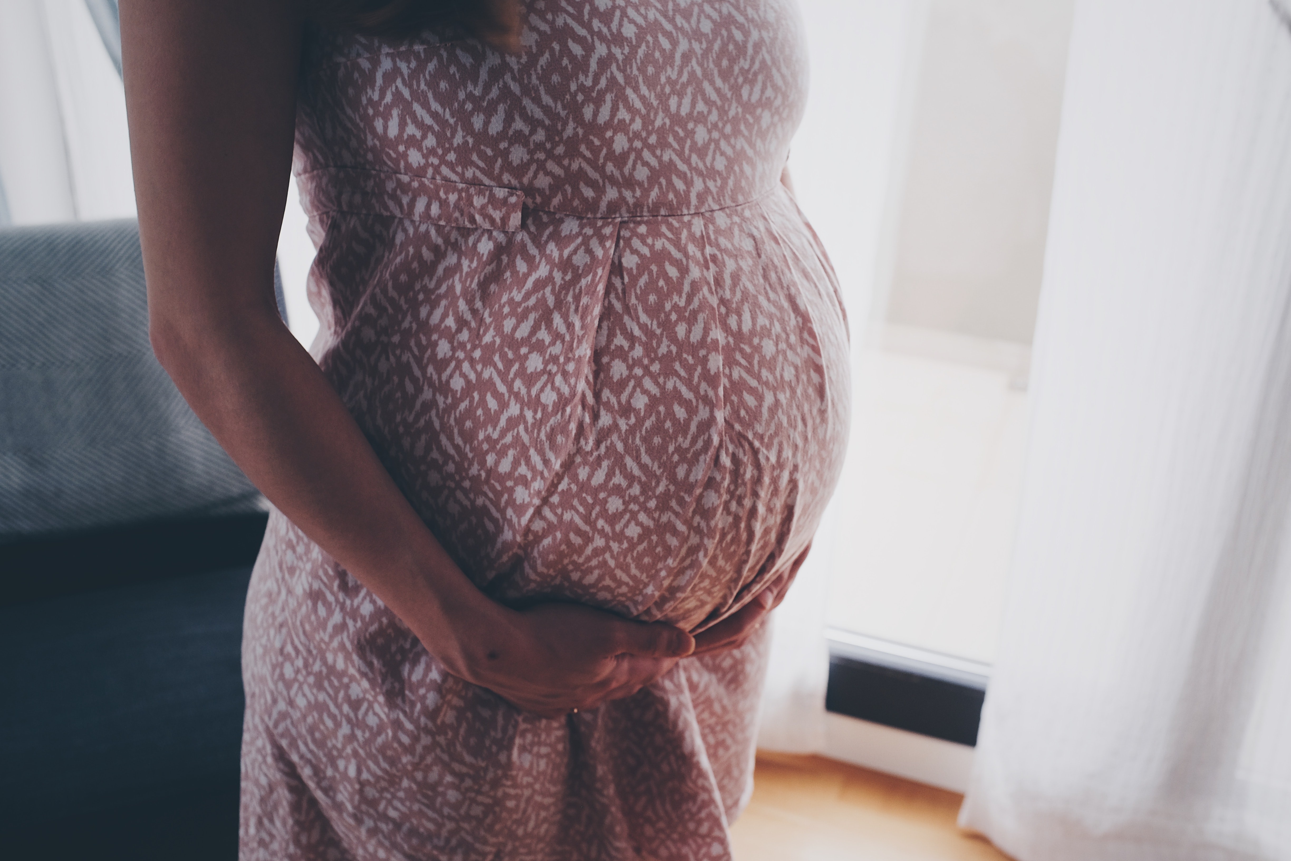 К чему снится беременность с большим или маленьким животом — толкование сна по 40 сонникам
