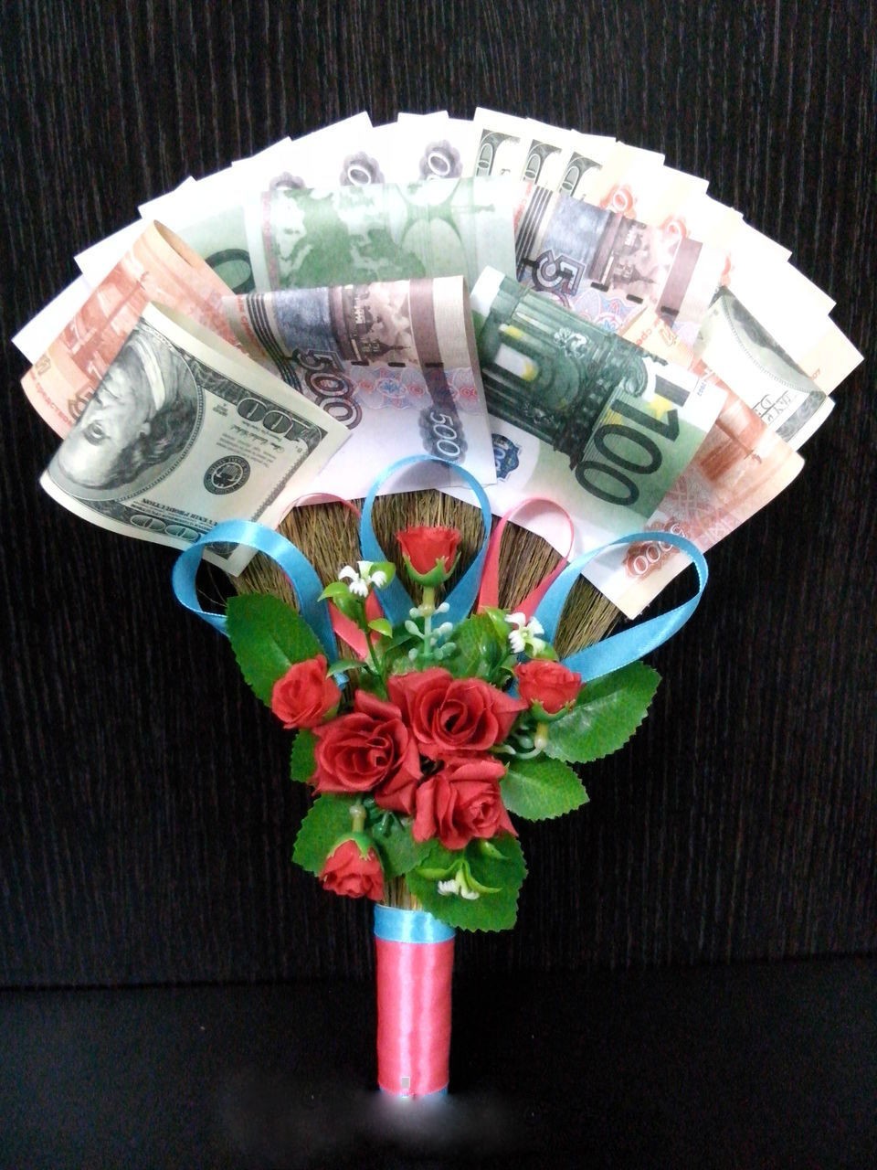 Как красиво подарить деньги на день рождения друзьям или родственникам?