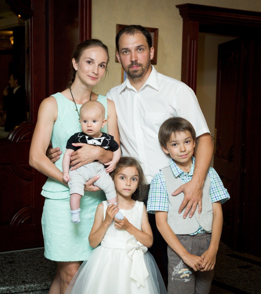 Вероника Тесленко с супругом Дмитрием и детьми