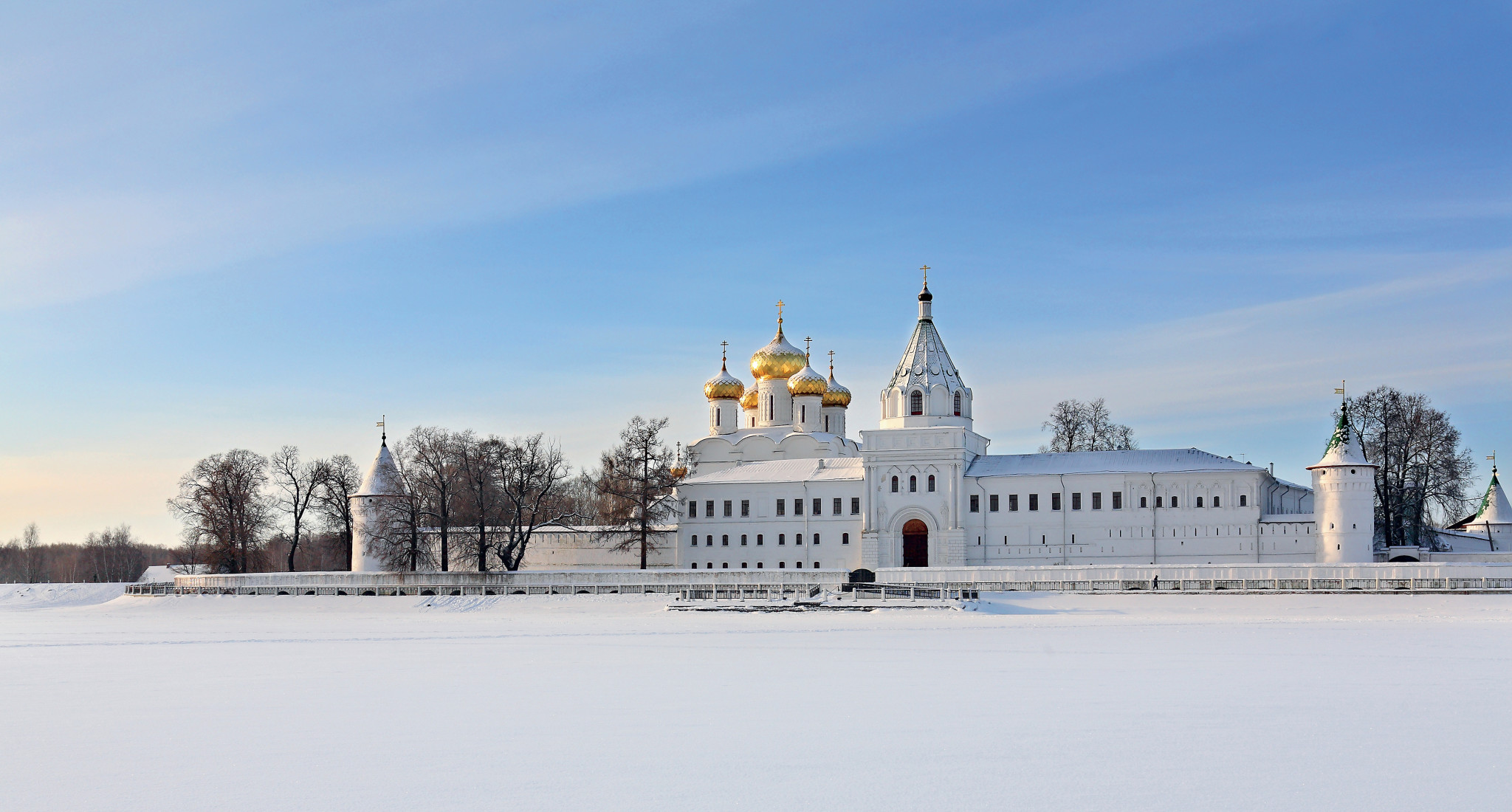 Свято-Троицкий Ипатьевский монастырь в Костроме зимой