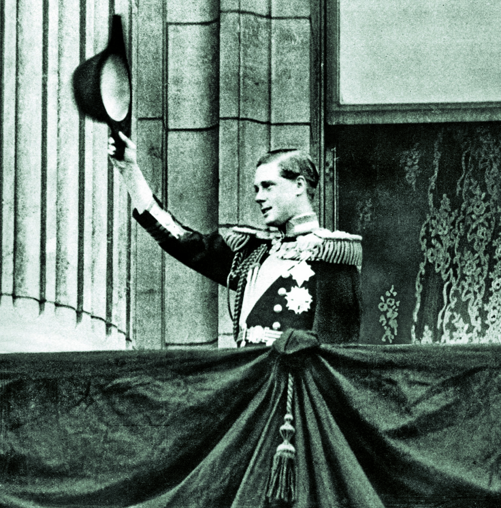 Юный Дэвид, будущий король Эдуард Восьмой, приветствует народ с балкона дворца. Фото: Burda Media