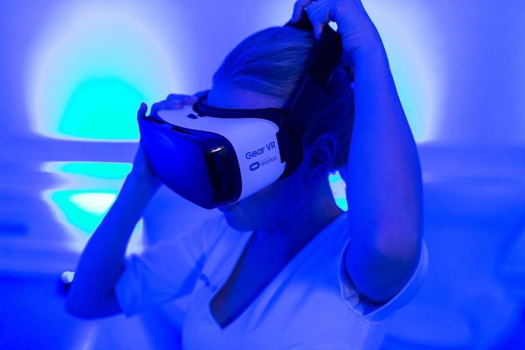 Девушка в виртуальных очках Gear VR Presentation