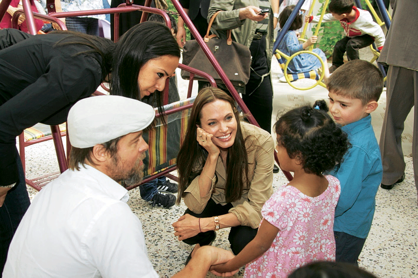 Энджи с Брэдом в детском доме в Иордании в 2009 году