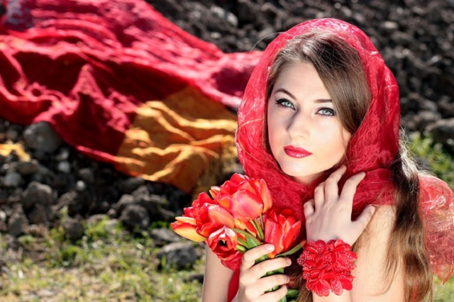 Девушка в красном платке