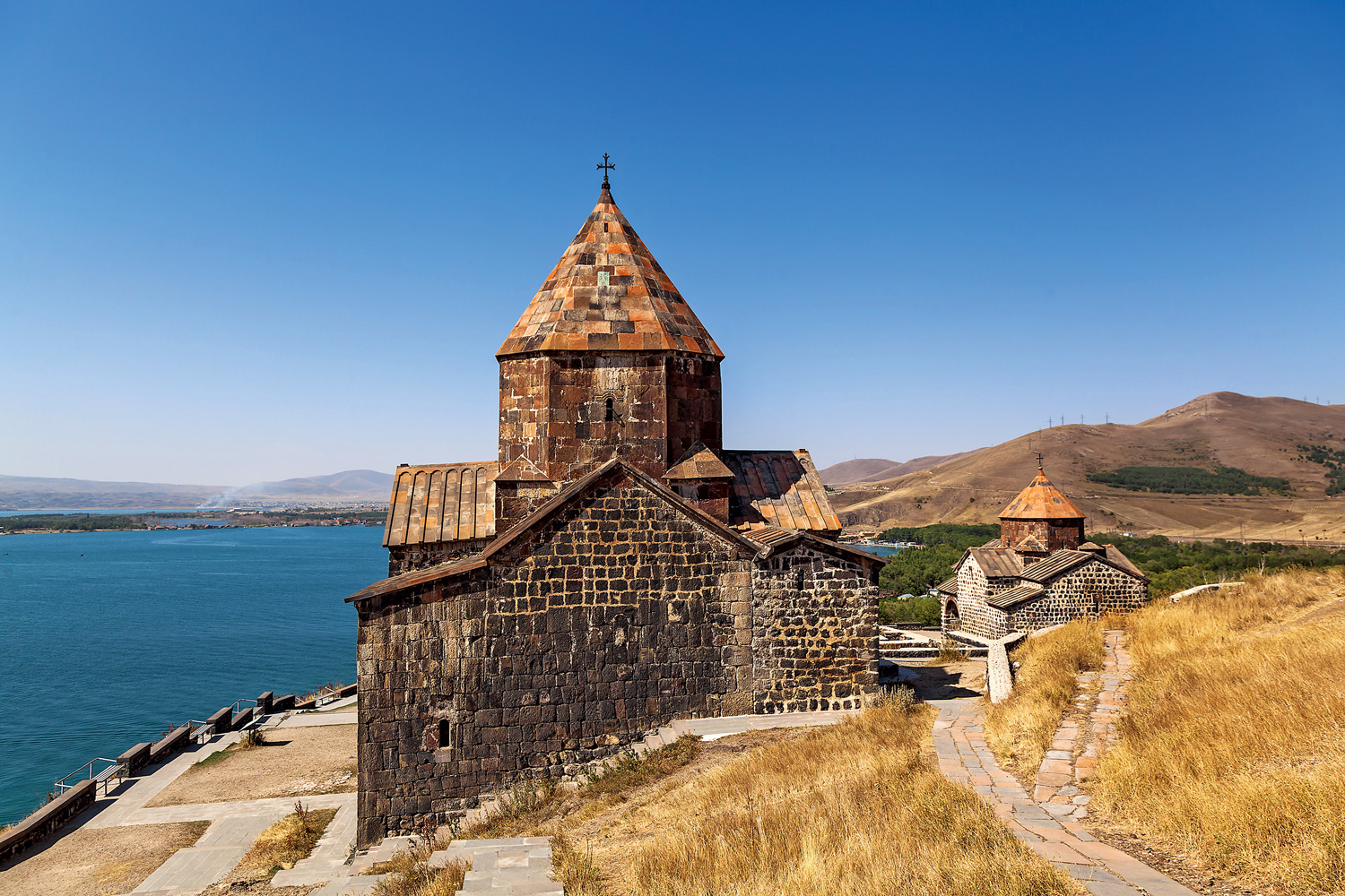 Кредит севан. Озеро Севан Армения. Монастырь Севанаванк. Монастырь Айраванк Гехаркуникская область. Пенинсула Севан.