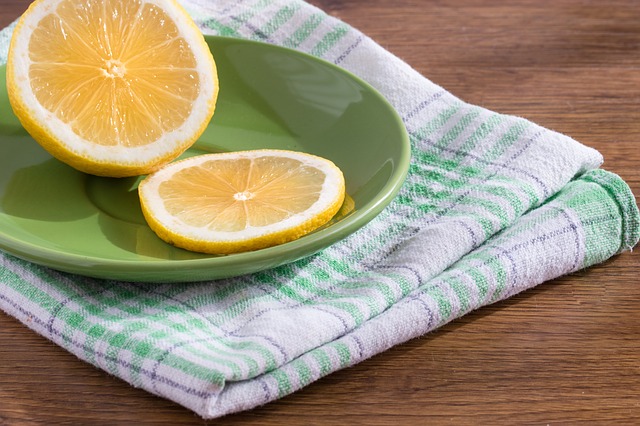Чем полезен лимон в домашнем хозяйстве: 8 лайфхаков
